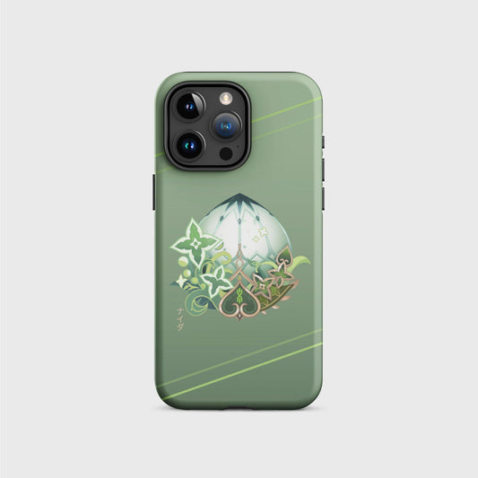 A spring green iPhone case with a gradient going from darker on the top to brighter on the bottom, featuring a round logo based on Nahida’s abilities with gold and green plant elements on the inside. Her name shows in gold Japanese characters at the bottom left of the design. Soft green lines cross the top and bottom of the case diagonally.