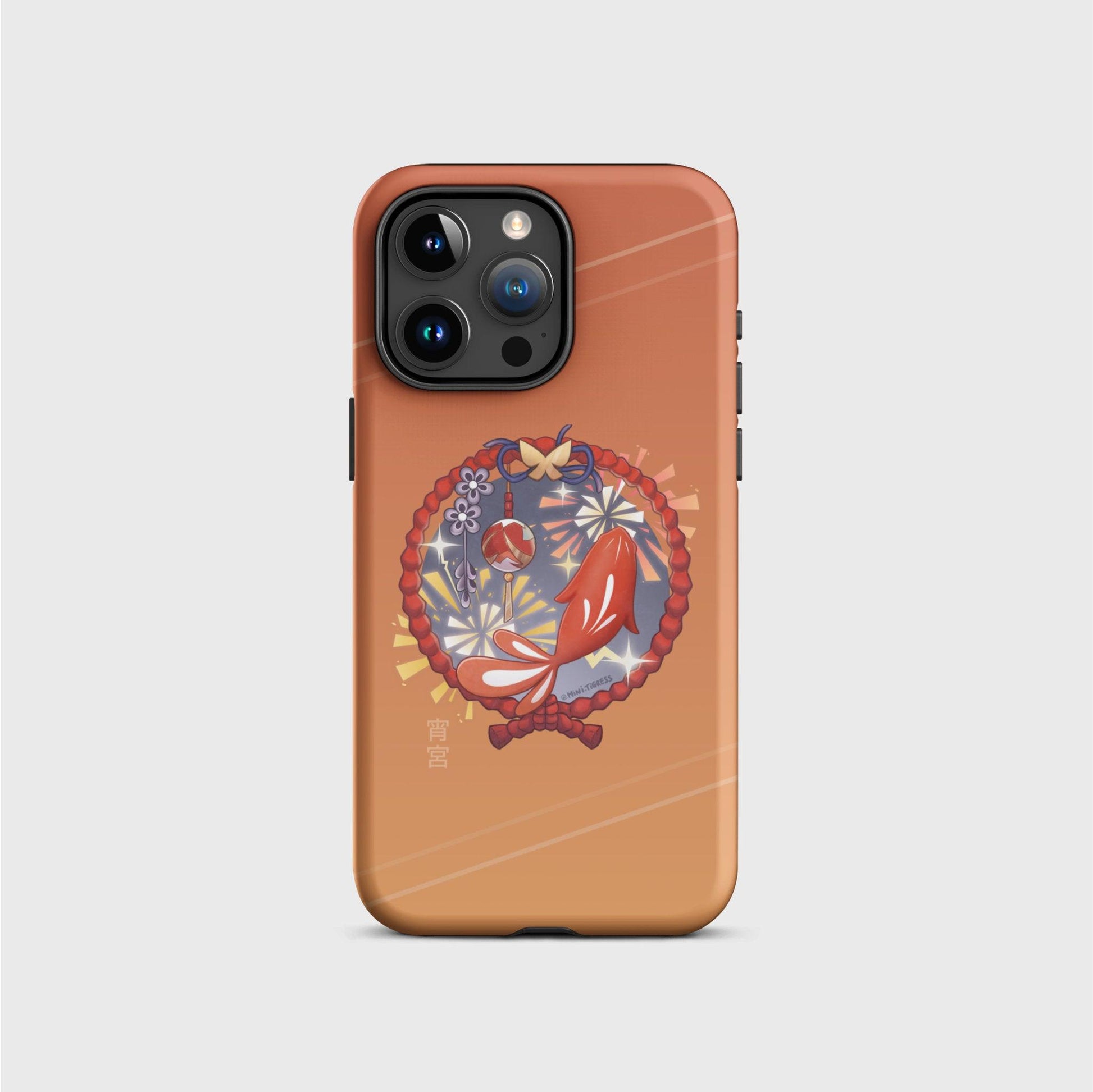 An iPhone case with an orange gradient going from darker on the top to brighter on the bottom, featuring a round red frame made of Yoimiya’s back bow. Inside there are elements of her outfit and abilites, such as a red carp and fireworks in a dawn background. Her name shows in gold Japanese characters at the bottom left of the design. Soft orange lines cross the top and bottom of the case diagonally.