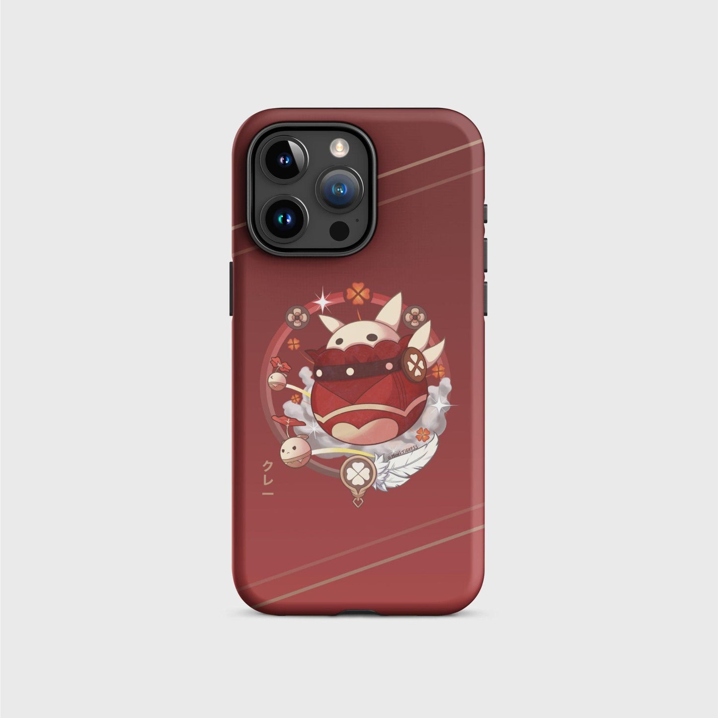 An iPhone case with a red gradient going from darker on the top to brighter on the bottom, featuring a round design with klee’s ultimate weapon. The frame has some ornamental elements from her outfit and abilities. Her name shows in gold Japanese characters at the bottom left of the design. Soft red lines cross the top and bottom of the case diagonally.