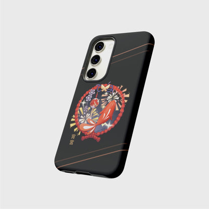 An Samsung case with a black gradient going from darker on the top to brighter on the bottom, featuring a round red frame made of Yoimiya’s back bow. Inside there are elements of her outfit and abilites, such as a red carp and fireworks in a dawn background. Her name shows in gold Japanese characters at the bottom left of the design. Soft orange lines cross the top and bottom of the case diagonally.